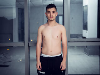 JoeyStrong - Live intime avec un Gay sans poils sur le site Xlovecam 