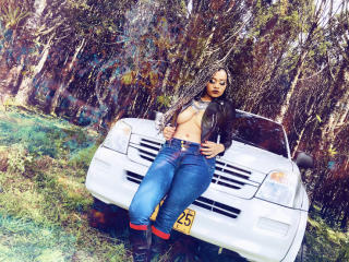 LinaPrincess - Webcam live hard avec cette Belle jeune beauté french sexy à la crinière corbeau  