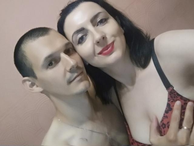 MolyD - online show x with this standard build Female and male couple 