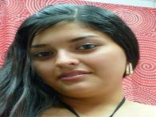 Annethe - Spectacle sexy avec cette Excitante beauté très sexy avec une chatte taillée sur le site XloveCam 