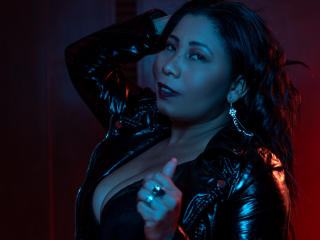 Leiiza - online show hot with this well rounded Dominatrix 