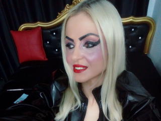 MIstressDesire - Chat live sexy with this regular body Dominatrix 