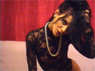 Claudelle - Webcam live sexe avec une Sacrée jeune jeune camgirl sexy à la chevelure noire  