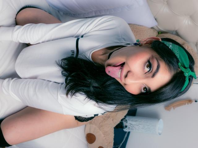 ShanonJones - Chat cam sex with this black hair Exciting girl 