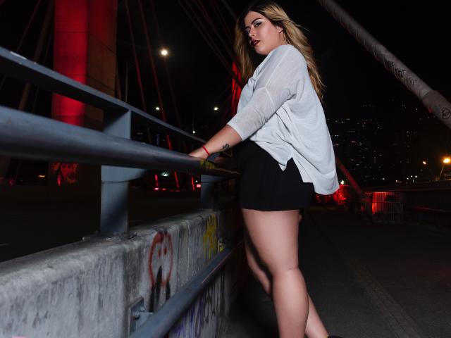 DahianaCollins - chat online hot with this well rounded Sexy lady 