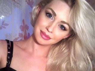 CrownErine - Live sex avec cette Jeune femme ayant le pubis entièrement tondu sur Xlove 