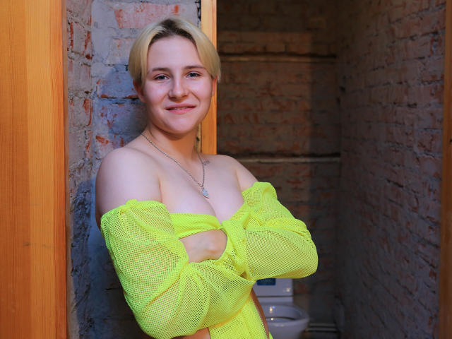 MillieCute - Chat live sex avec une Merveilleuse jeune bombe en chaleur blonde cuivré sur le site Xlovecam 