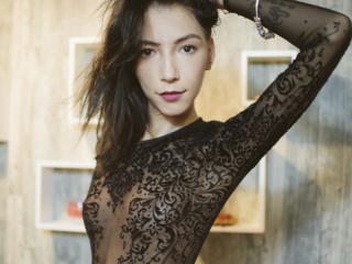 CrazySin - Chat cam x avec cette Excitante nana sexy rasée sur le site Xlovecam.com 