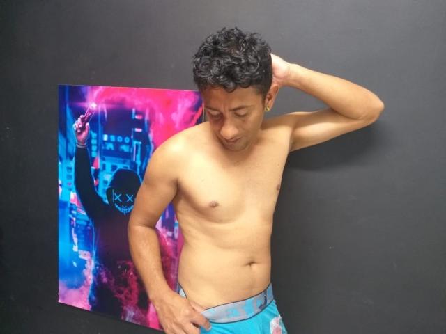 SebastiianPervert - Chat cam porno avec un Gay brun foncé sur le service XloveCam 