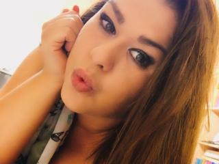 RainDrop - Chat live sex avec une Excitante jeune femme française très sexy avec des cheveux bruns foncés sur le service Xlovecam 