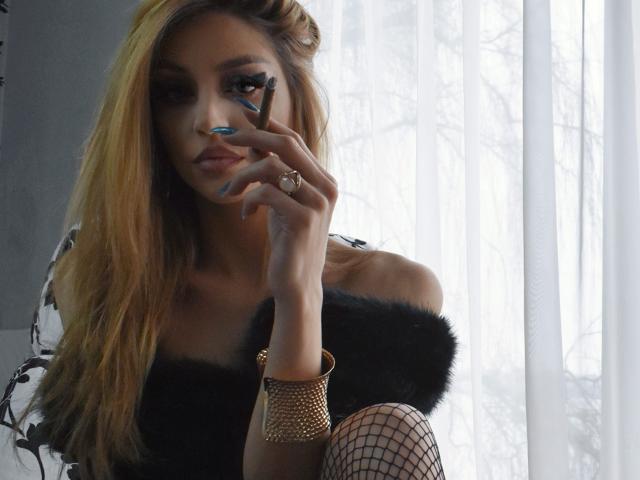 MissLeilax - Cam excitant avec cette Dominatrice sur X Love Cam 