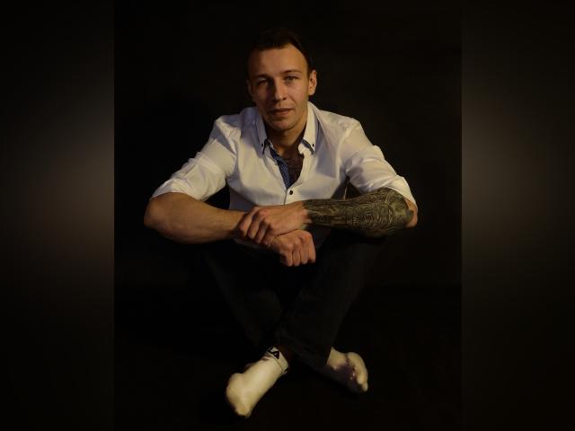 JenniOHog - Webcam live sexy avec un Homo sans poils sur le service Xlove 