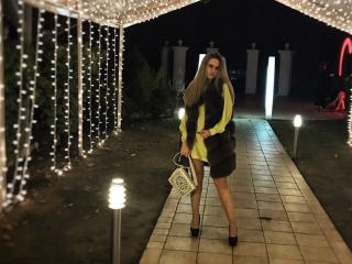 EstelaRoyal - Chat live x with this shaved vagina X college hottie 