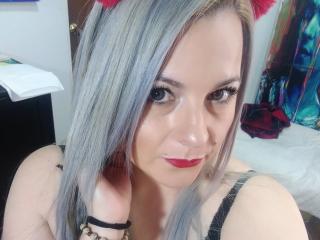 EmilianaZains - Live cam exciting with this shaved genital area Attractive woman 