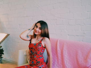 SweetQcheeks - Webcam live en direct avec une Excitante jeune model française avec une plastique sur la plateforme Xlove 