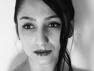 BlackTwinkle - Live chat sexe avec cette étonnante canon française très sexy avec des cheveux corbeaux sur le site X Love Cam 