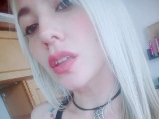 CarlaCoox - Chat sexe avec cette étonnante nana bien roulée blanche sur la plateforme X Love Cam 