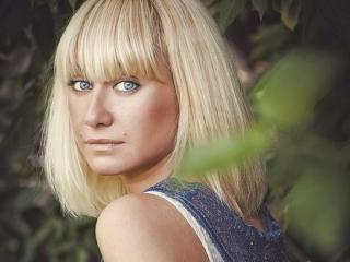 AlegraAmador - Chat live sexy avec une camgirl française bien roulée à la poitrine idéale sur le site XloveCam 