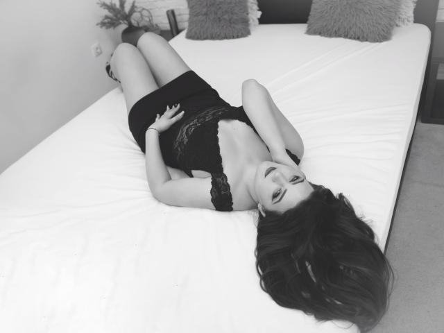 AneCorine - Webcam live x with this shaved genital area Sexy young and sexy lady 