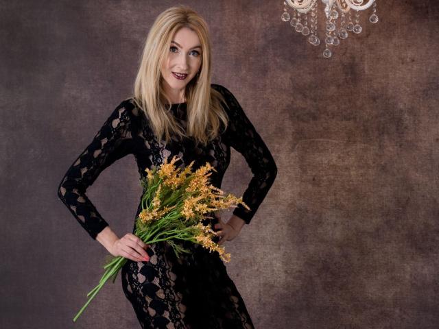 LadyLea - Live cam sexy with this fit constitution XXx lady over 35 