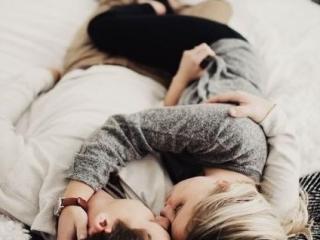 AliceJasper - Live chat sex avec un Paire à la chevelure châtain  