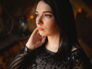MiniChriss - Live cam hot with a black hair Sexy young and sexy lady 