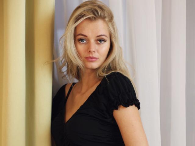 ValeriexAngel - Show live intime avec une éclatante femme french très sexy au décolleté vertigineux sur le site X Love Cam 