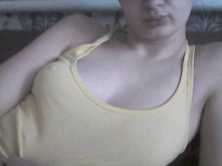 Kirakisses - Chat cam intime avec cette Superbe camgirl french très sexy à la chevelure brune sur le site Xlovecam.com 