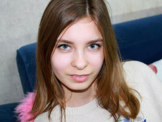 RossandaShy - Video chat hot with this European XXx teen 18+ 