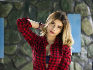 SweetRos - Spectacle hard avec une Chaude camgirl french hot aux cheveux dorés sur le service XloveCam 