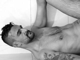 AdrianBigDick - Chat live hot avec un Gay au corps à la musculature impressionnante sur le site Xlovecam 