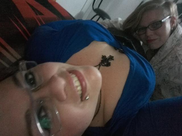 Ragazze latinoamericane con occhiali, una con una maglietta blu e una collana di pizzo nero, che sorridono e mostrano il seno, sdraiate, accanto a un'altra ragazza latinoamericana con occhiali, una camicia a fantasia e capelli biondi..