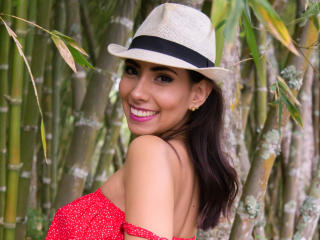 AlanaSimmons - Chat live hot avec cette Magnifique maîtresse sexy à la chevelure châtain clair sur le site X Love Cam 