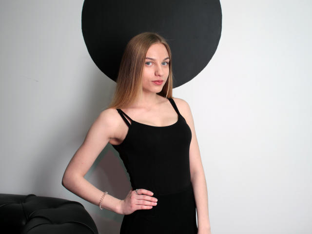 NikkiSmily - online chat hard with this European XXx young lady 