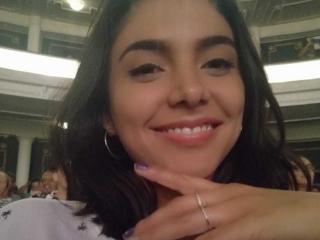 LisaHill - Webcam live x avec une bombe française hot à la chatte touffue sur le site X Love Cam 