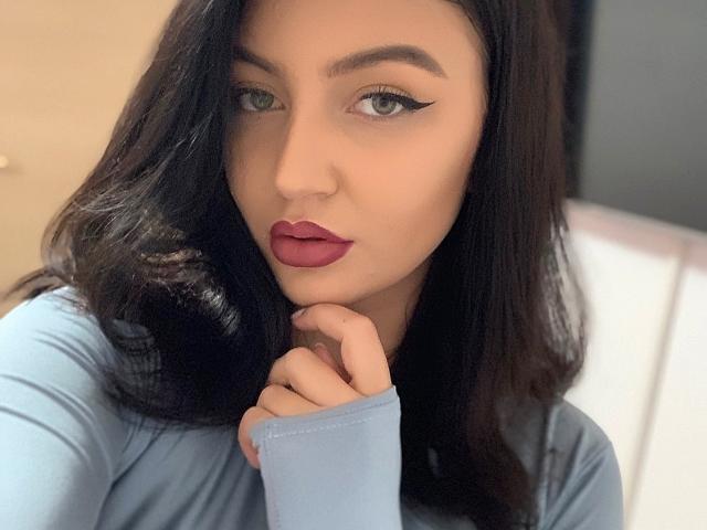 BelleGloryaa - Web cam sexy avec une éclatante jeune maîtresse française sexy musclée  