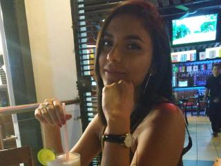 LisaHill - Cam sexe avec cette étonnante jeune cochonne bien roulée plutôt maigre  