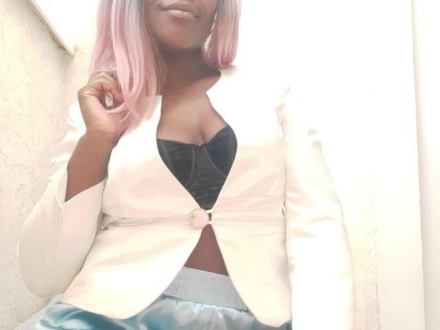 DebbieFicus - Webcam live sexy avec cette Magnifique jeune cochonne sexy épilée  