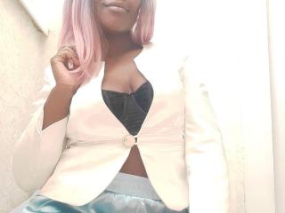 DebbieFicus - Webcam live sexy avec cette Magnifique jeune cochonne sexy épilée  