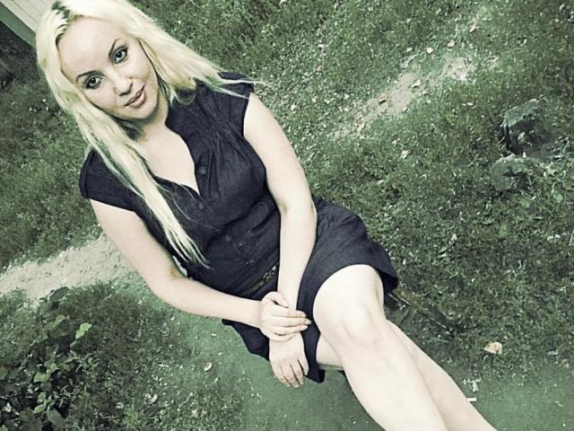 AlbertaLab - Webcam live hot with a shaved pussy Hard young lady 