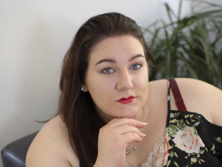 NaomiReal - Webcam live sex avec cette beauté bien roulée avec des cheveux bruns foncés  