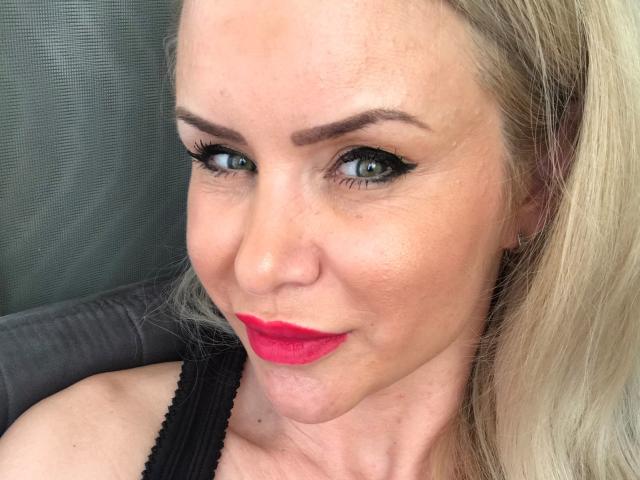 Myka - Live sexy with a light-haired Sexy mom 