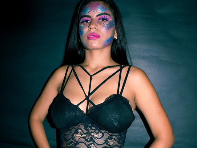AmberYKorina - Web cam sexy avec cette Lesbienne à la chevelure noire sur la plateforme XloveCam 