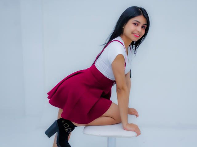 SophieSunnyX - Chat cam hard avec cette Sacrée jeune nana avec des cheveux corbeaux  