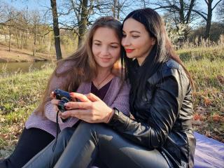 NikaXRysa - Webcam xXx avec une Lesbienne au sexe complètement épilé  