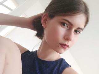 BabyXHattie - Live chat excitant avec une Très belle jeune bombe french en chaleur au sexe complètement épilé  