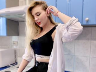 MissRadiance - Live cam hot with this shaved vagina Sexy girl 