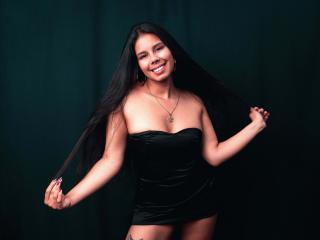 MelanieHudson - Show hot avec cette éclatante jeune maîtresse avec des cheveux bruns foncés  