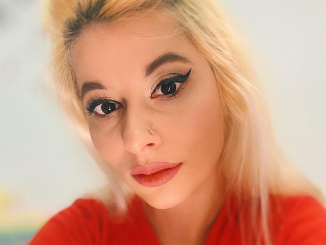 AlexaTestingX - Webcam live excitant avec cette Ravissante jeune beauté française sexy avec de petits seins sur Xlovecam.com 