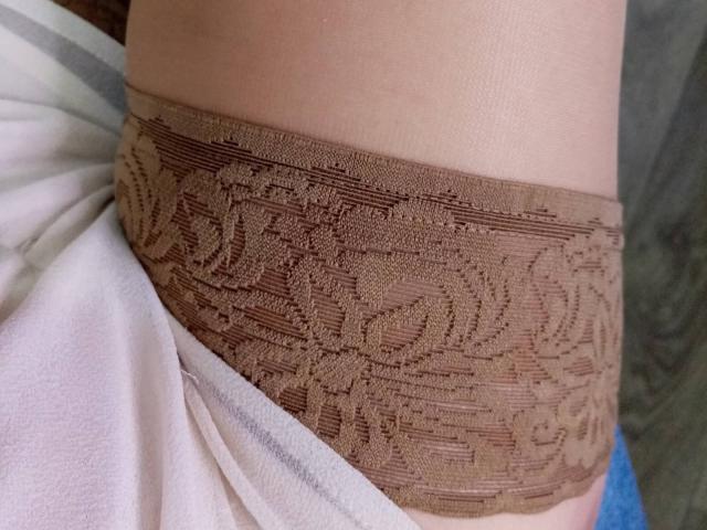Le perizomi in pizzo marrone di AnabelSex69 sono avvolti strettamente intorno al suo sedere, mostrando intricati motivi floreali e una trama texturizzata. Il pizzo è leggermente trasparente e ricco di dettagli..
